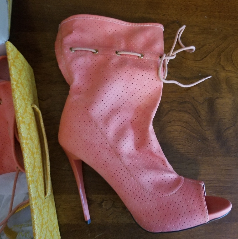 NIB Mona Mia Faux Booties